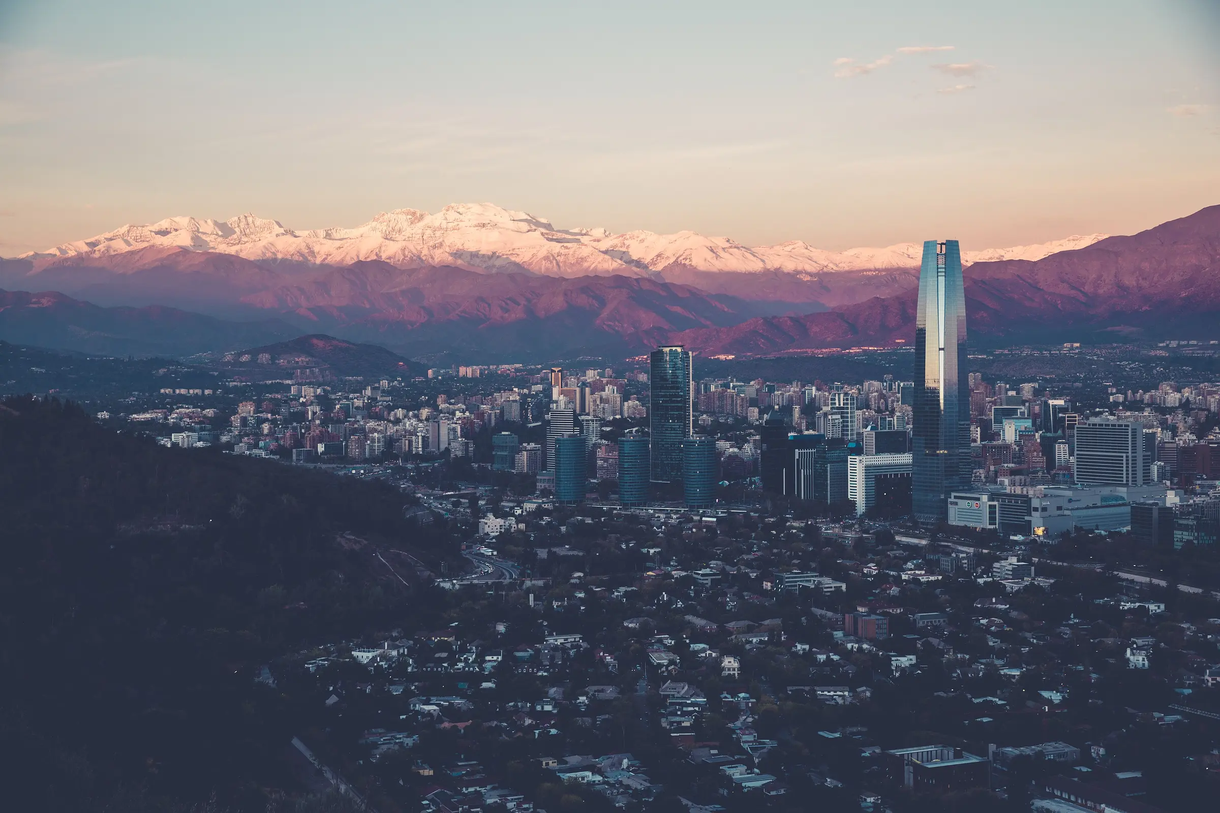 Santiago al atardecer con la cordillera de los Andes nevada